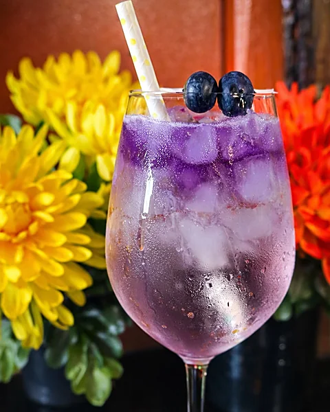 Blush Bloom Spritz, paars met blauwe bessen