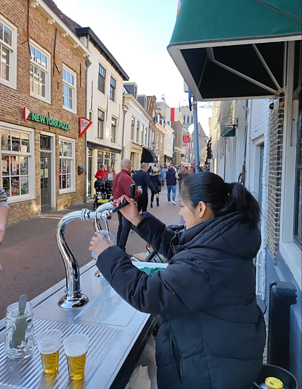 Bier tappen aan een tap buiten op de Vischstraat