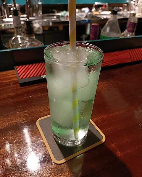 Mojito met veel ijs op de bar