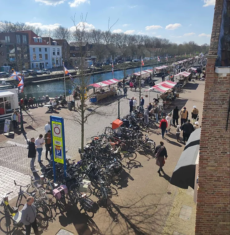 Uitzicht op de markt aan de Turfkade en de haven